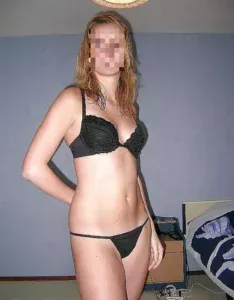 בחורה עדינה בחדרה